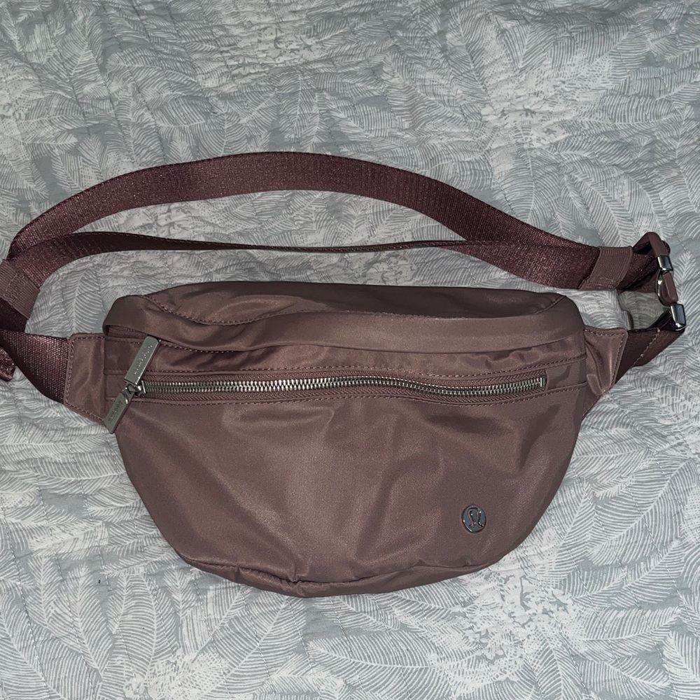 Lululemon city adventure bag twilight rose